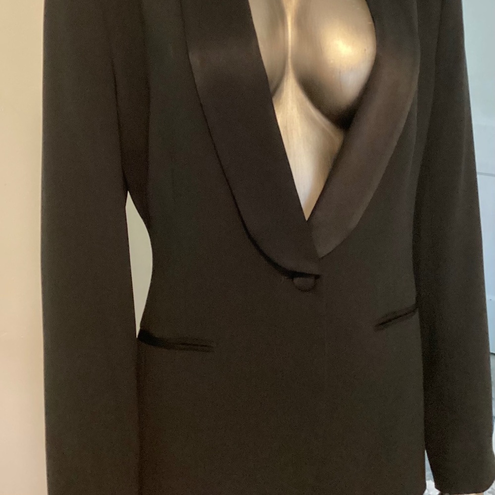 Aritzia Women’s size 8 2 piece satin trimmed tuxedo suit